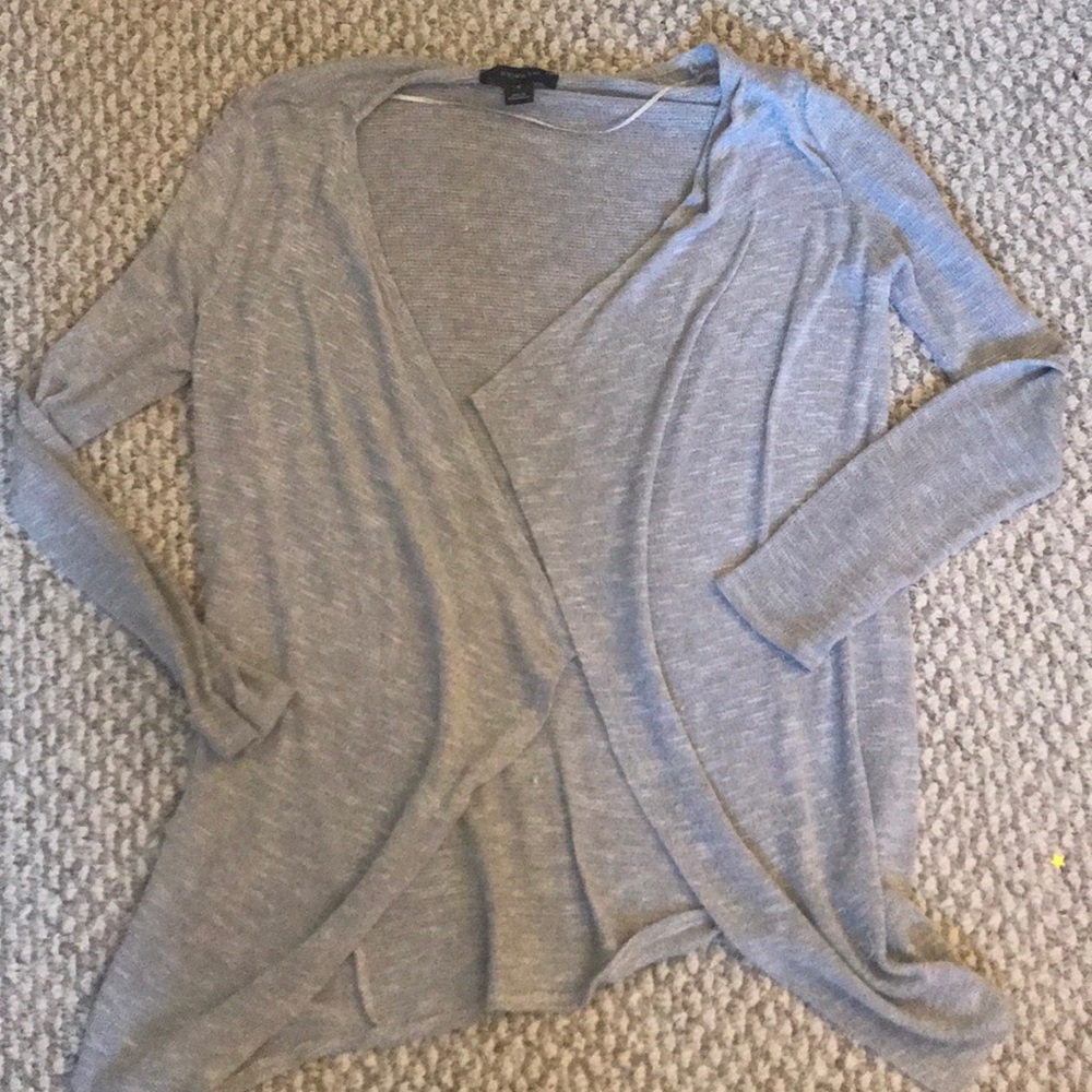 Gray cardigan cut and casual